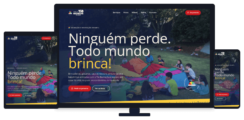 Site do Tio Buchecha no monitor, no notebook e no celular, com foto de crianças brincando com um paraquedas colorido e a chamada "Ninguém perde. Todo mundo brinca!".